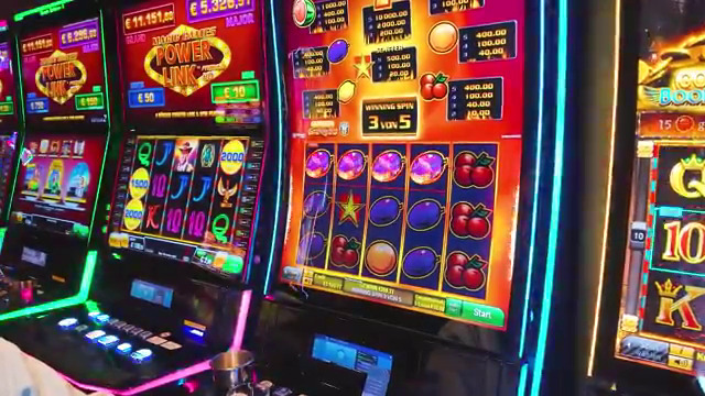how to get a free hotel room at a casino
